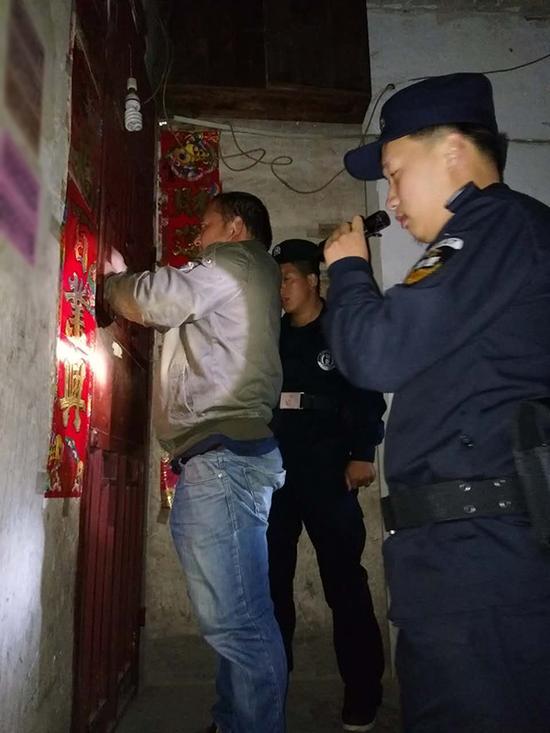 新界粗心妈妈误将幼女锁家中 民警全城寻开锁师傅开门