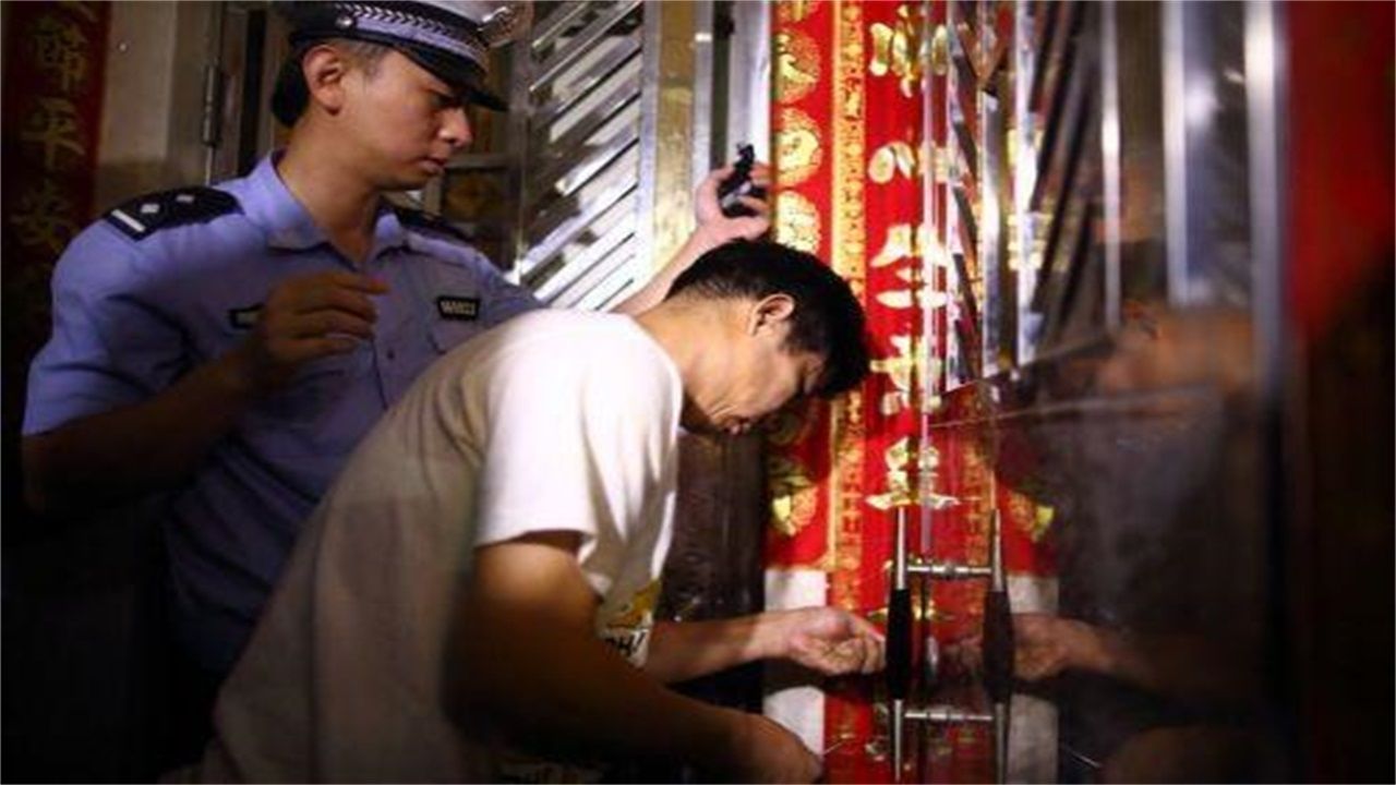新界请开锁师傅开了锁后，师傅为什么一般都不进门，就算主人请也不进去？